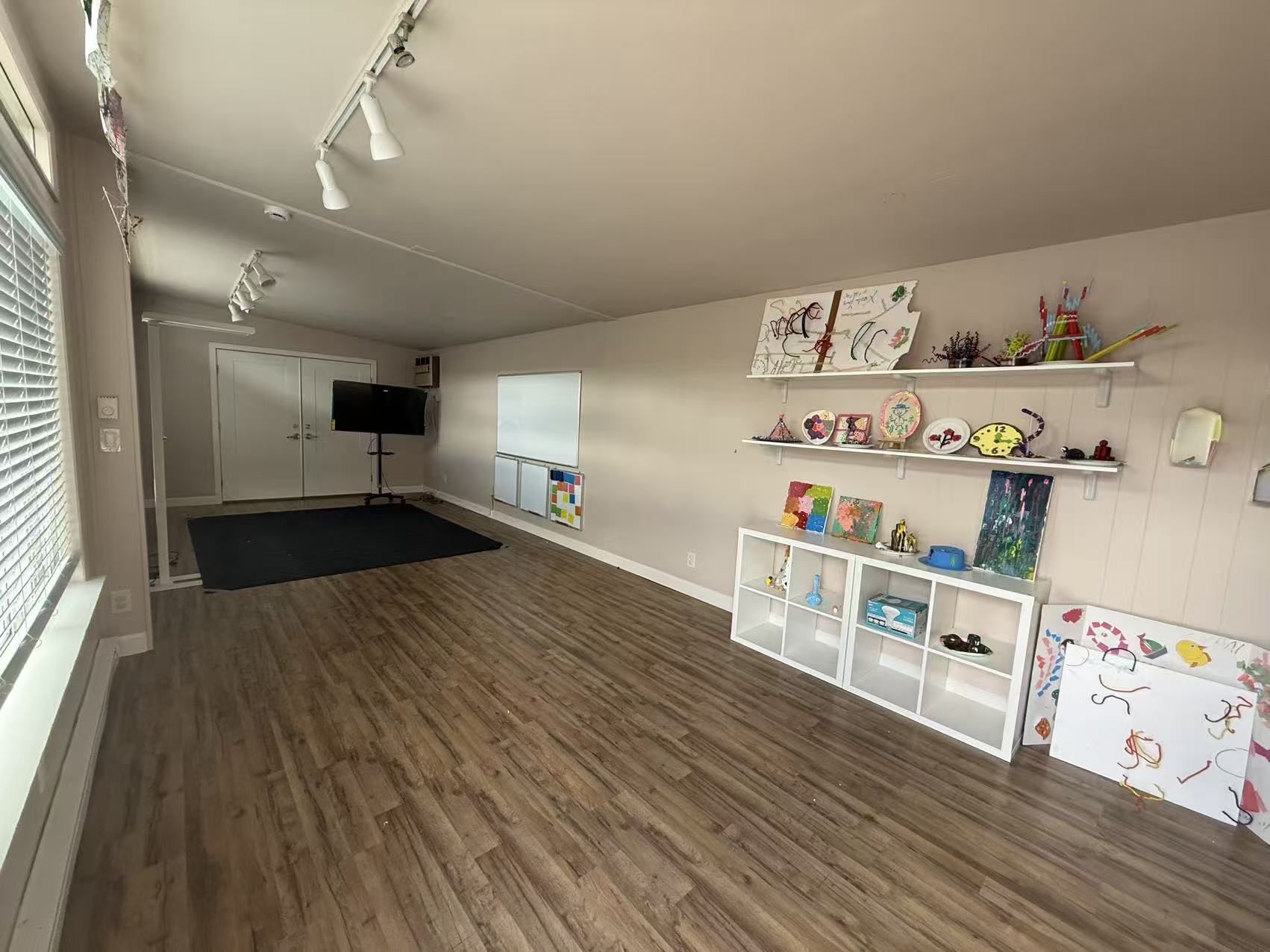 1592 NW Maple St, Issaquah, WA for lease Interior Photo- Image 1 of 8