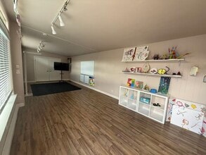 1592 NW Maple St, Issaquah, WA for lease Interior Photo- Image 1 of 8