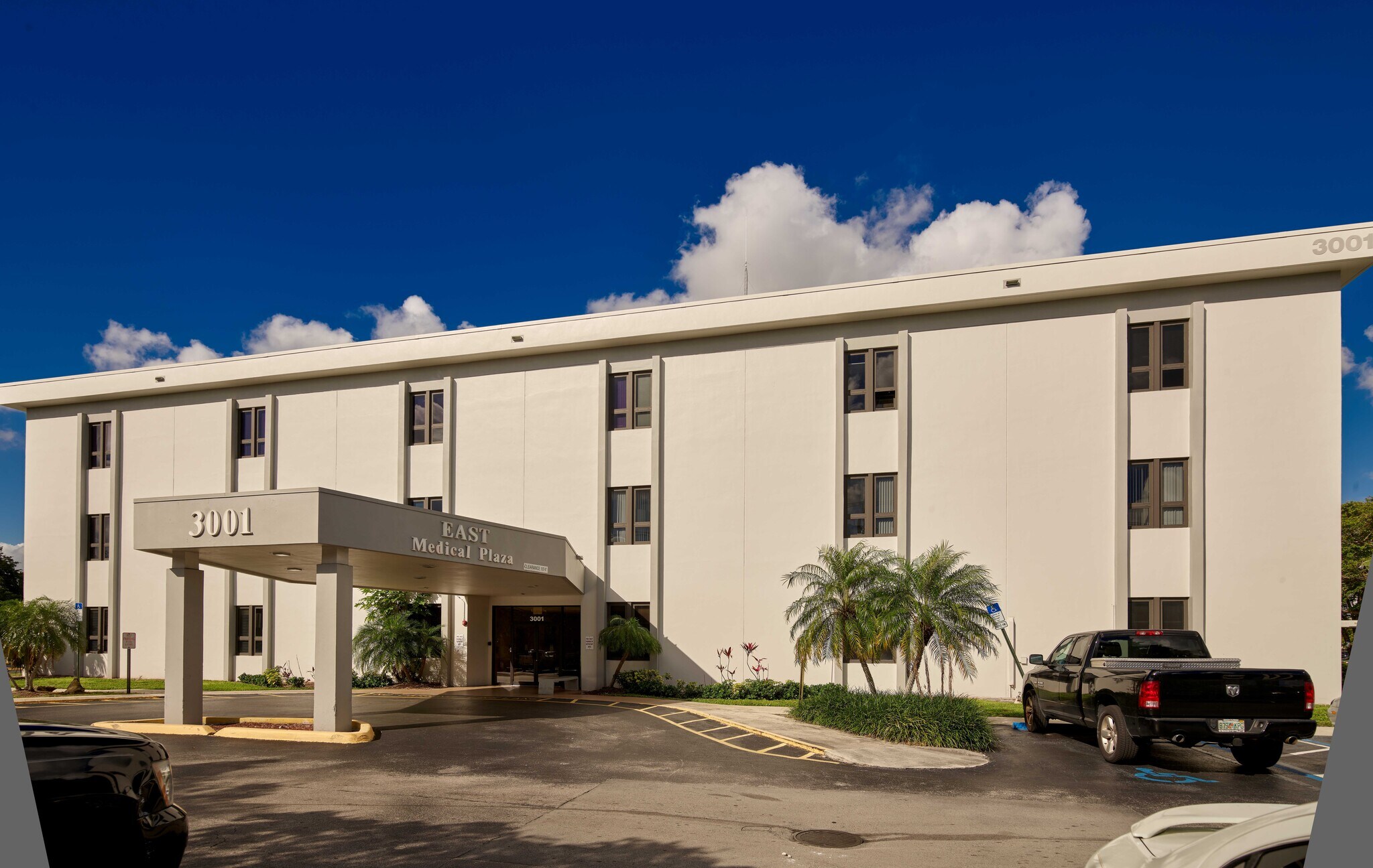 3001 NW 49th Ave, Lauderdale Lakes, FL à louer Photo du bâtiment- Image 1 de 10