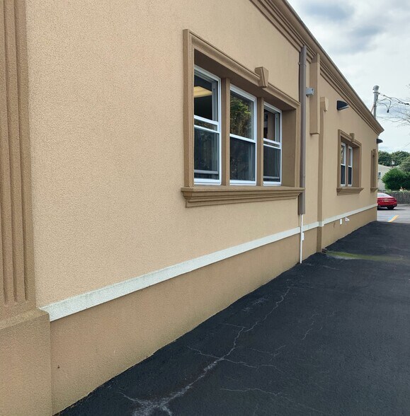 897 Willis Ave, Albertson, NY à vendre - Photo du bâtiment - Image 3 de 7