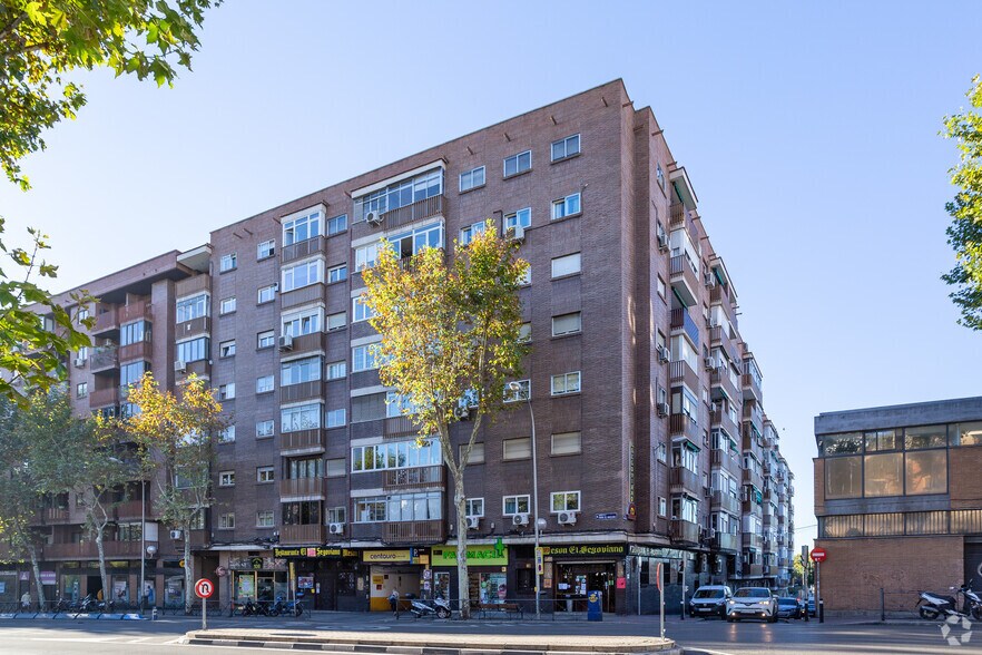 Immeuble residentiel dans Madrid, Madrid à vendre - Photo du bâtiment - Image 2 de 2
