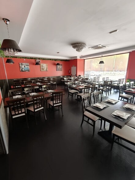 Retail in Pinto, Madrid for lease - Building Photo - Image 3 of 5