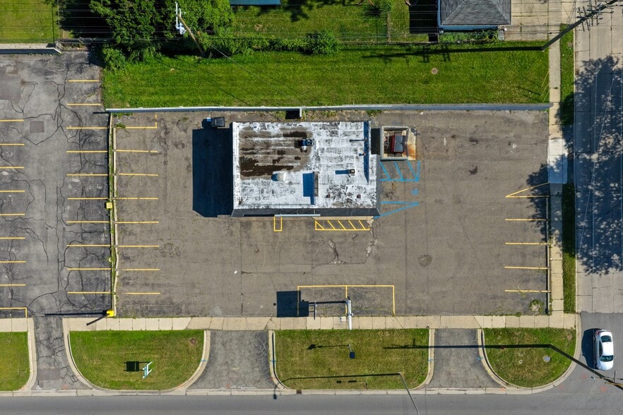 33775 Ford Rd, Garden City, MI for lease - Building Photo - Image 2 of 9