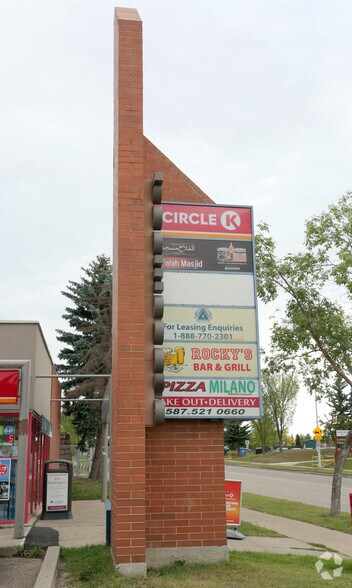 4416 36th Ave NW, Edmonton, AB à louer - Photo du bâtiment - Image 3 de 3