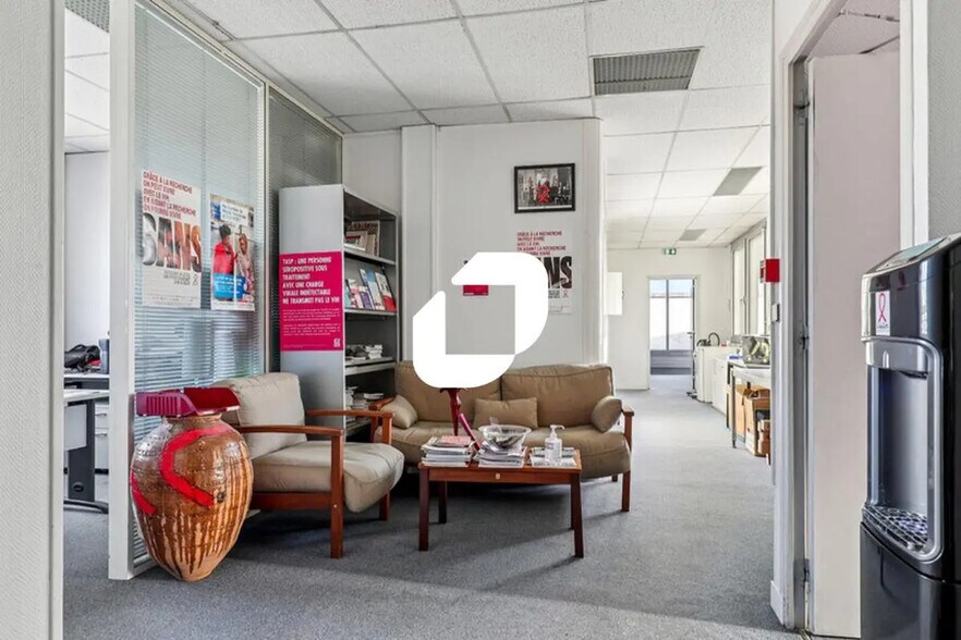 228 Rue Du Faubourg Saint-Martin, Paris à louer - Photo du bâtiment - Image 3 de 13