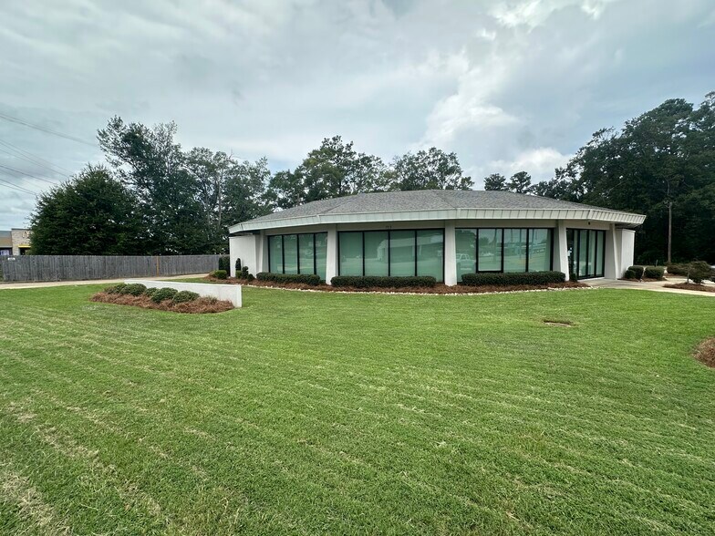 713 Broadway Dr, Hattiesburg, MS for lease - Building Photo - Image 1 of 13