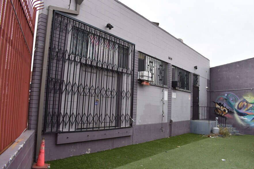 1655 S Compton Ave, Los Angeles, CA à vendre - Photo du bâtiment - Image 3 de 32