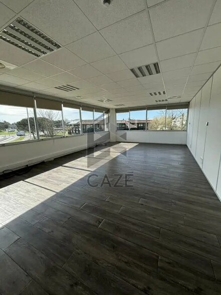 Office in Mérignac for lease - Interior Photo - Image 1 of 6
