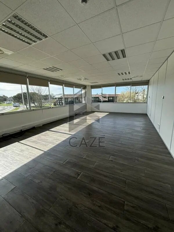 Office in Mérignac for lease Interior Photo- Image 1 of 7