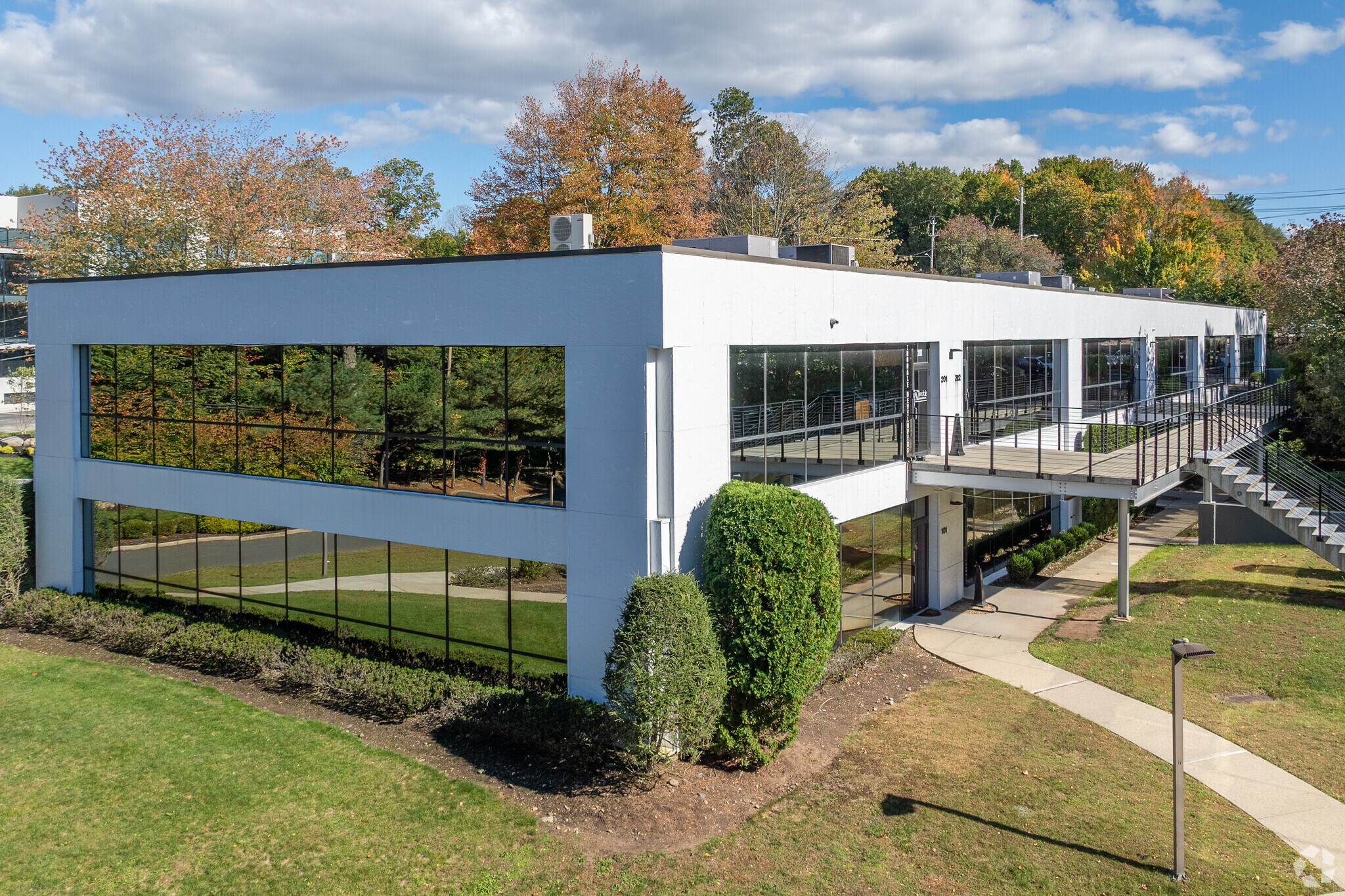 1 Executive Blvd, Suffern, NY à louer Photo principale- Image 1 de 42