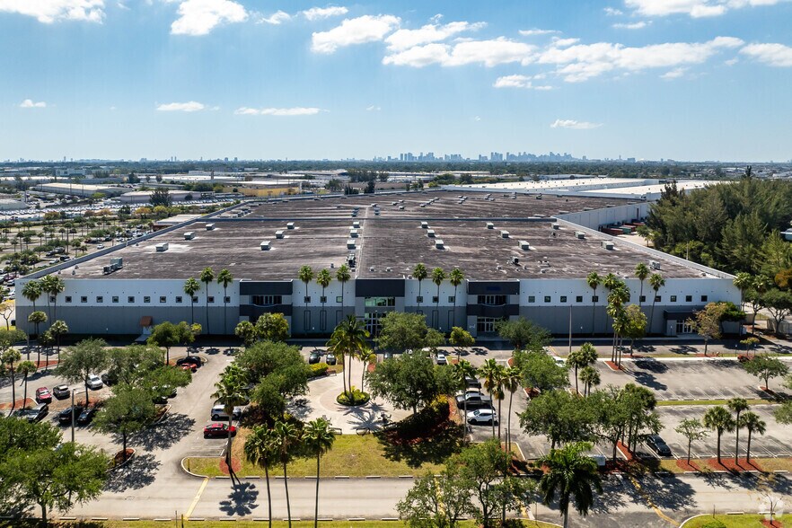 6301 E 10th Ave, Hialeah, FL à louer - Photo du bâtiment - Image 3 de 7