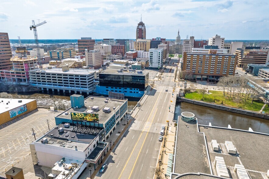 300 E Michigan Ave, Lansing, MI à louer - Photo du bâtiment - Image 3 de 9