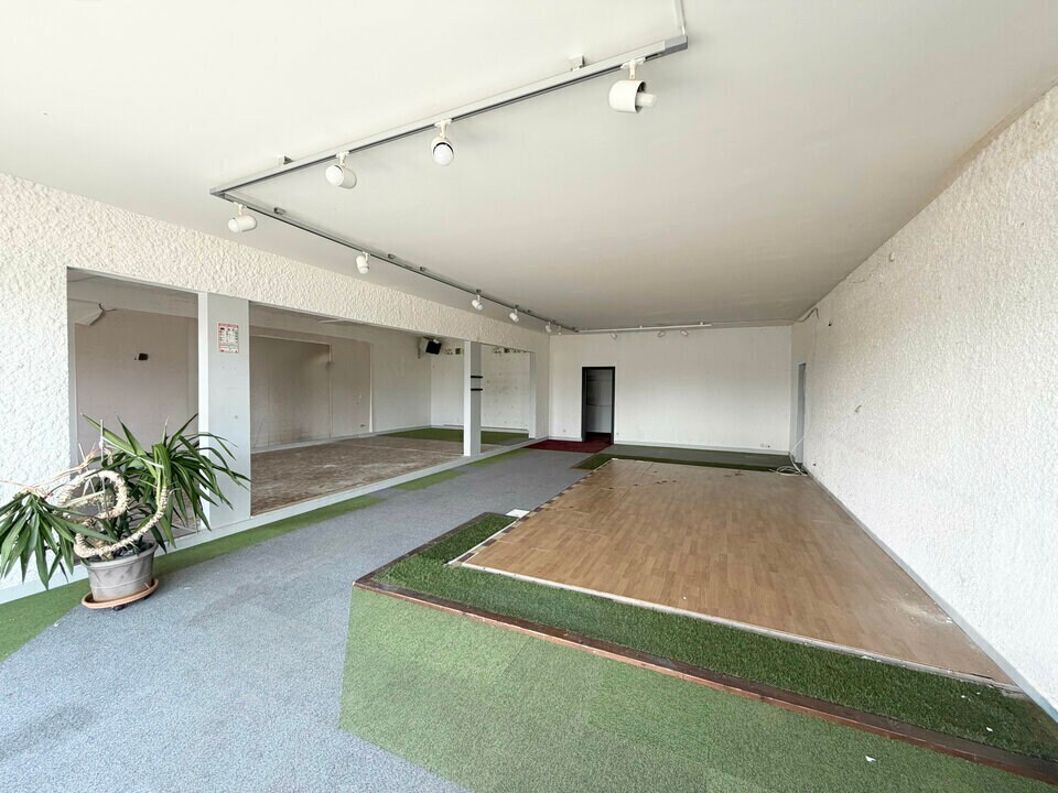 Retail in Cormontreuil for lease Interior Photo- Image 1 of 4