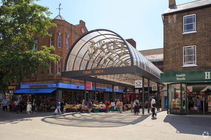 High St, Hounslow for lease - Primary Photo - Image 1 of 9