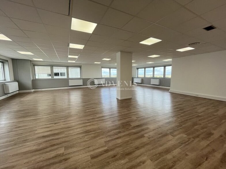Office in Tremblay-en-France for lease - Building Photo - Image 1 of 7