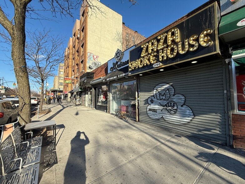 2260 Grand Concourse, Bronx, NY à louer - Photo du bâtiment - Image 2 de 2