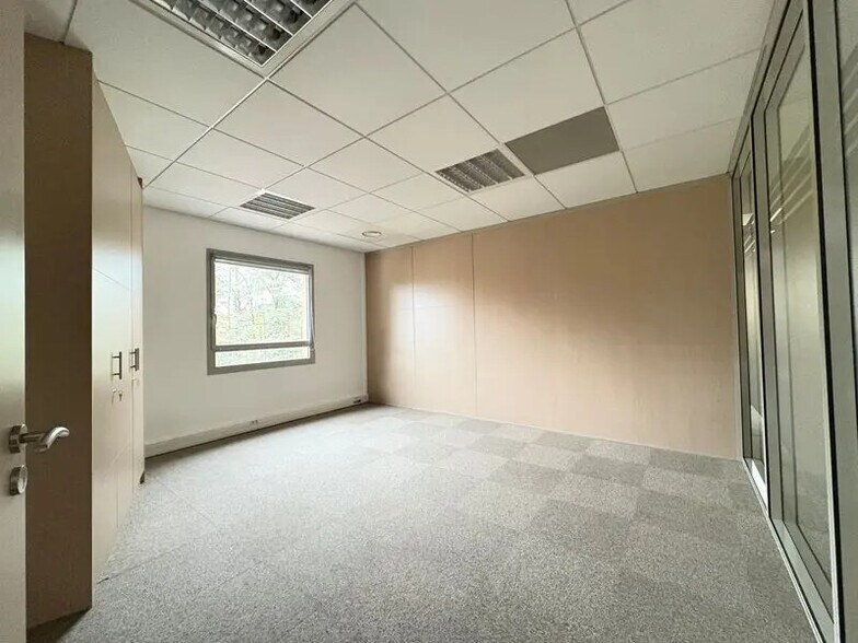 Office in Écully for lease - Interior Photo - Image 2 of 12