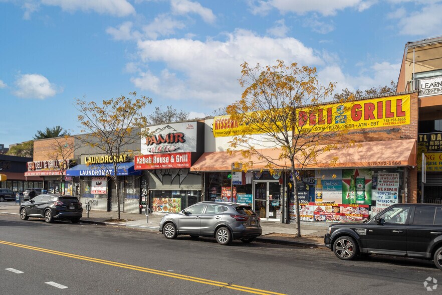 7070-7078 Kissena Blvd, Flushing, NY à louer - Photo du bâtiment - Image 2 de 3