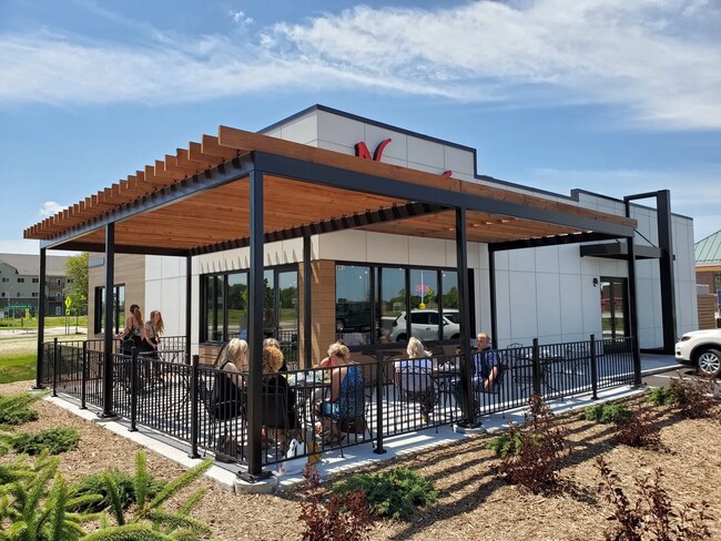 More details for 2041 Blazing Star Dr, Mankato, MN - Retail for Sale