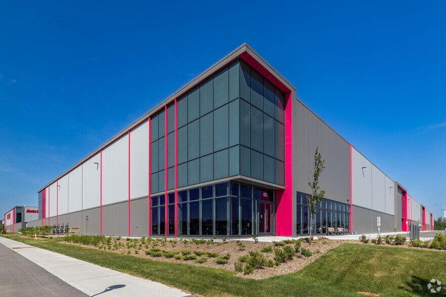 405 Huntmar Dr, Ottawa, ON à louer - Photo du bâtiment - Image 1 de 5