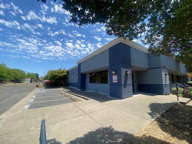 3242 Airway Dr, Santa Rosa, CA for lease - Building Photo - Image 2 of 16