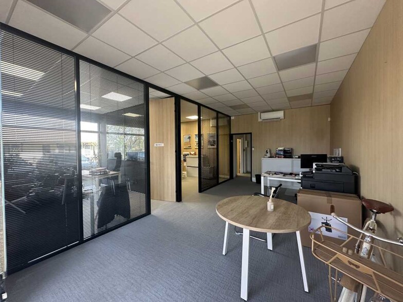 Office in Eysines for sale - Building Photo - Image 2 of 3