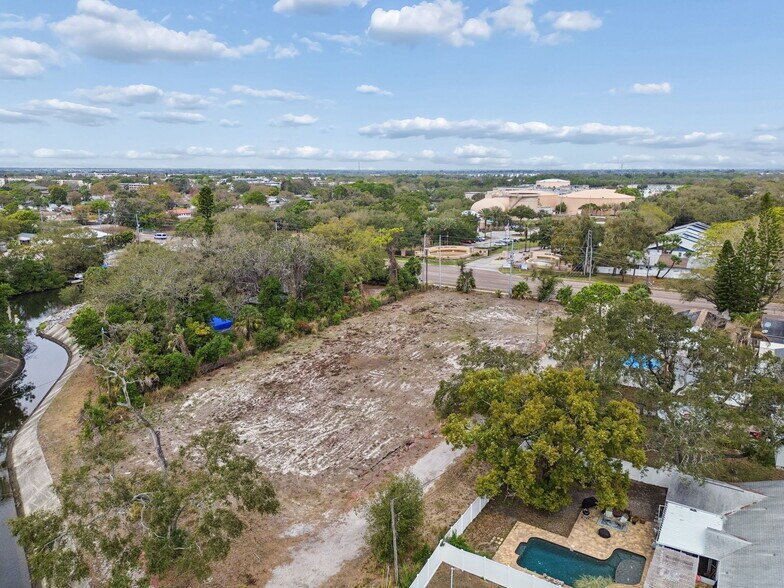 5306 73rd Way N, Saint Petersburg, FL à vendre - Photo du bâtiment - Image 3 de 5