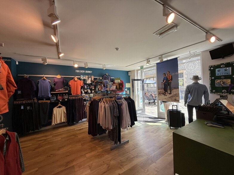 24 The Sq, Winchester for lease - Interior Photo - Image 3 of 12