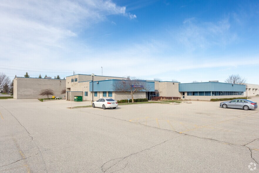 40 Bathurst Dr, Waterloo, ON for sale - Primary Photo - Image 1 of 1