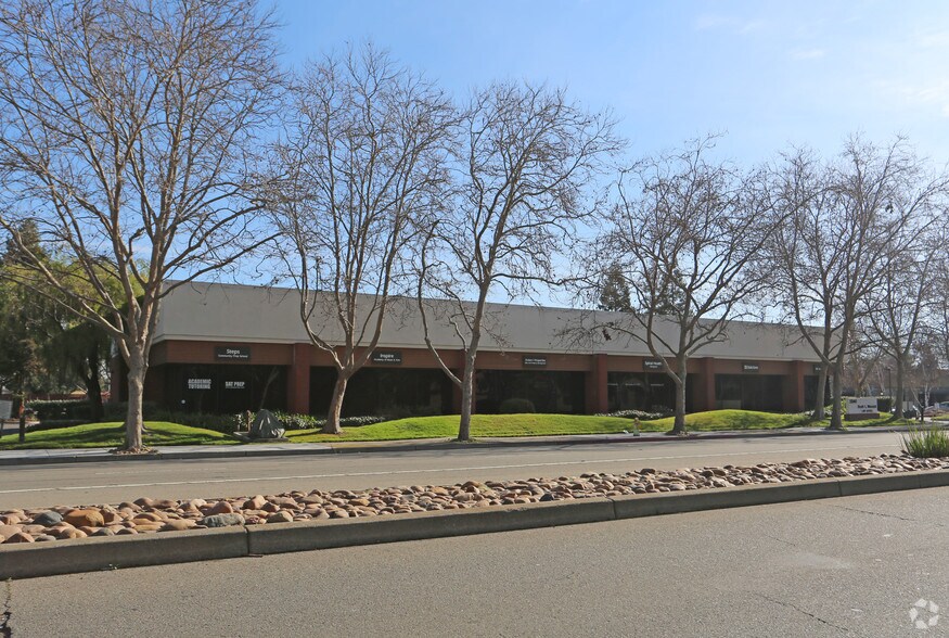 2340 Santa Rita Rd, Pleasanton, CA à louer - Photo du bâtiment - Image 3 de 3