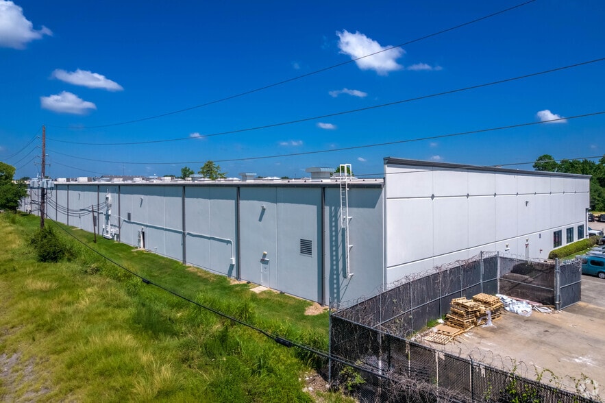 9305-9335 Millsview Rd, Houston, TX for lease - Building Photo - Image 2 of 8