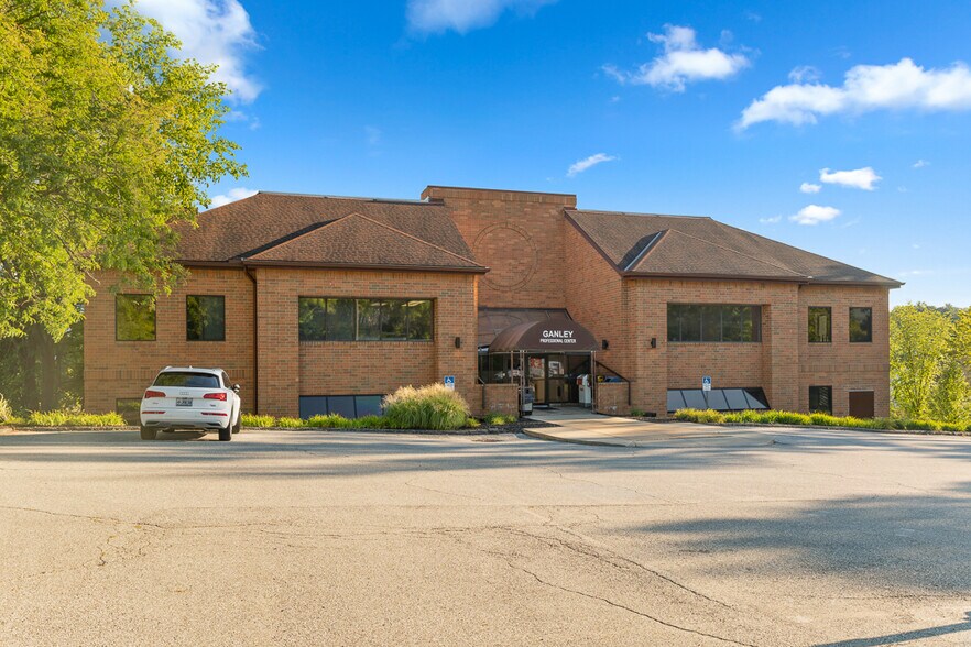 8748 Brecksville Rd, Brecksville, OH à louer - Photo du bâtiment - Image 3 de 13