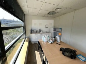 4 Place Berthe Morisot, Saint-Priest for lease Interior Photo- Image 2 of 10