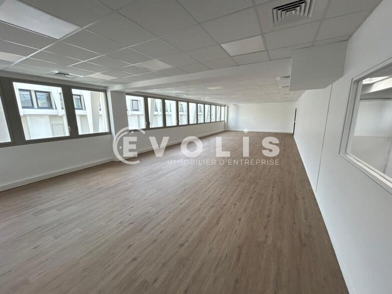Office in Evry Courcouronnes for lease - Interior Photo - Image 2 of 19