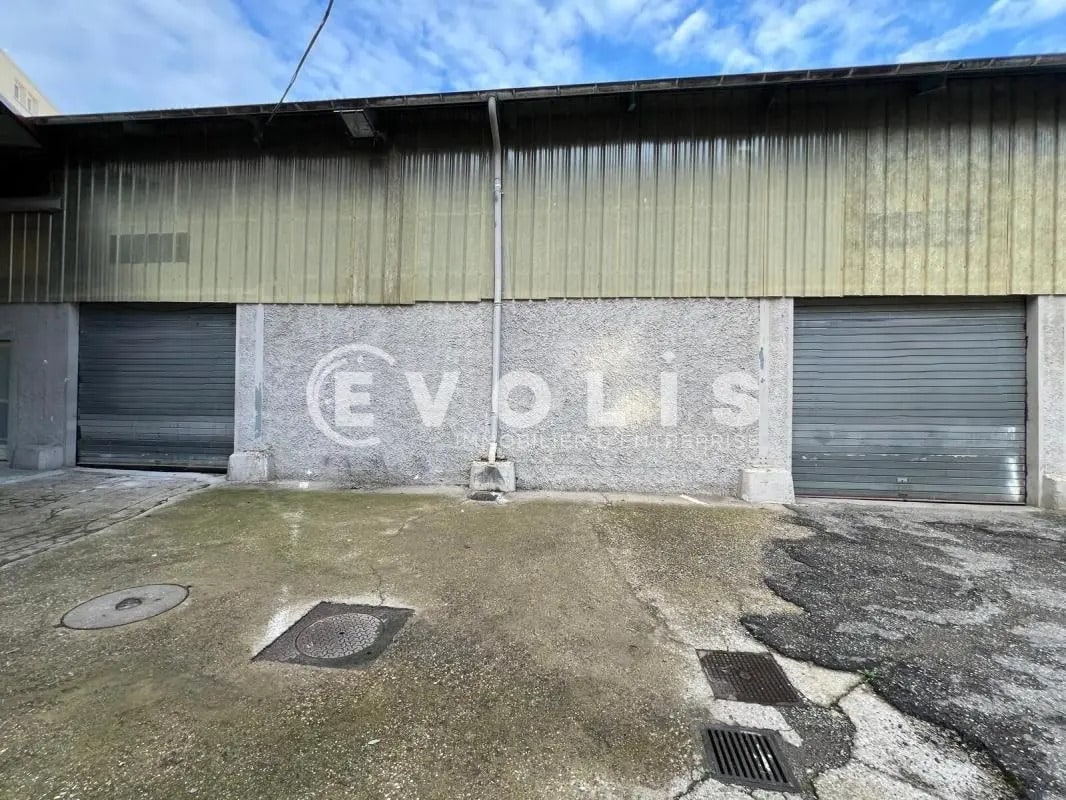 Flex in Lyon for lease Building Photo- Image 1 of 14