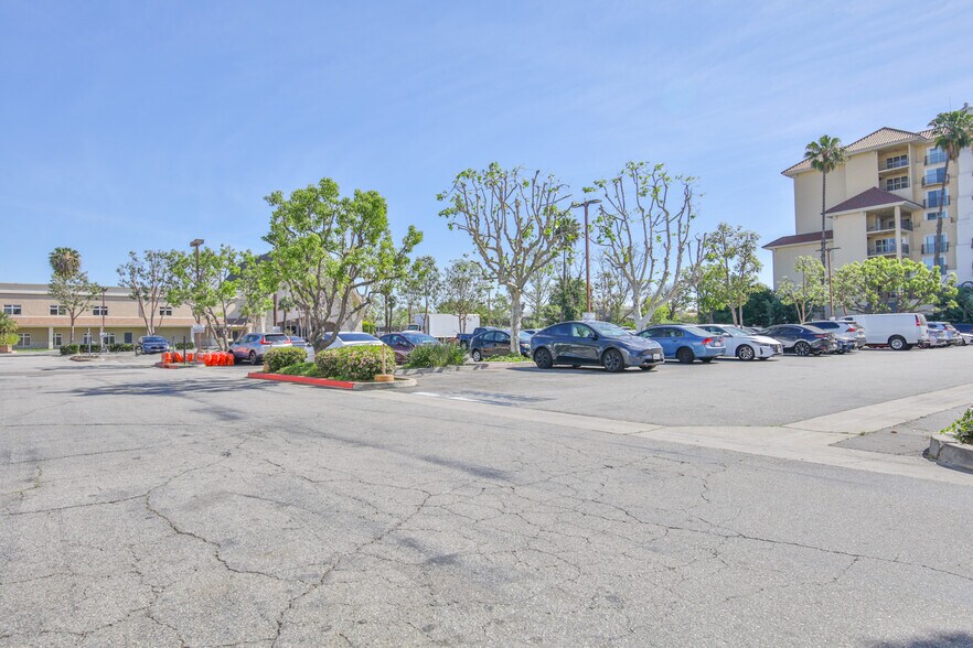 8345 Firestone Blvd, Downey, CA à louer - Photo du bâtiment - Image 2 de 7