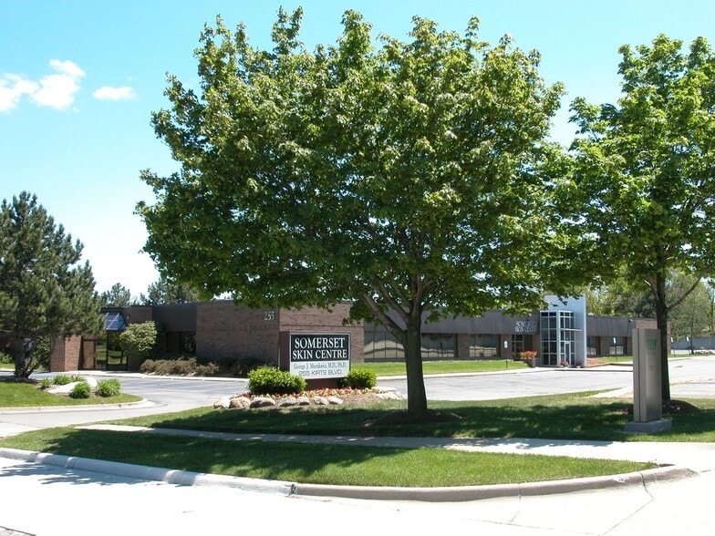 255 Kirts Blvd, Troy, MI à louer - Photo du bâtiment - Image 2 de 9