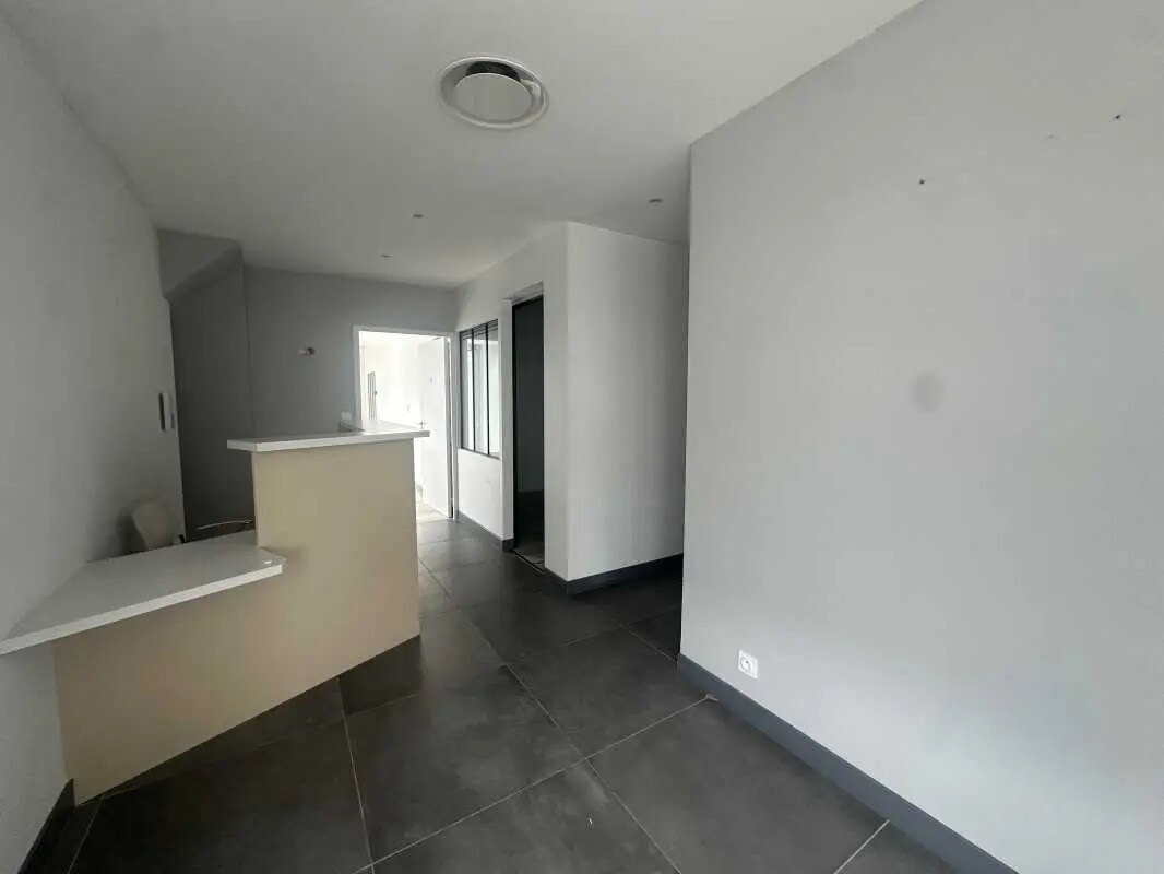 Retail in Bordeaux for lease Interior Photo- Image 1 of 9