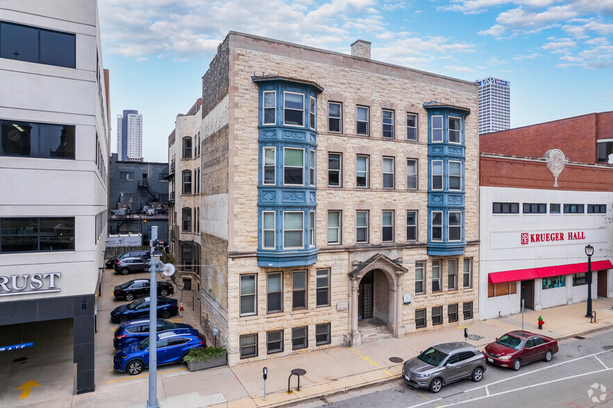 826-828 N Milwaukee St, Milwaukee, WI for sale - Primary Photo - Image 1 of 1