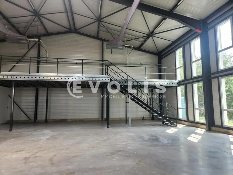 Flex in Chassieu for lease - Interior Photo - Image 3 of 17