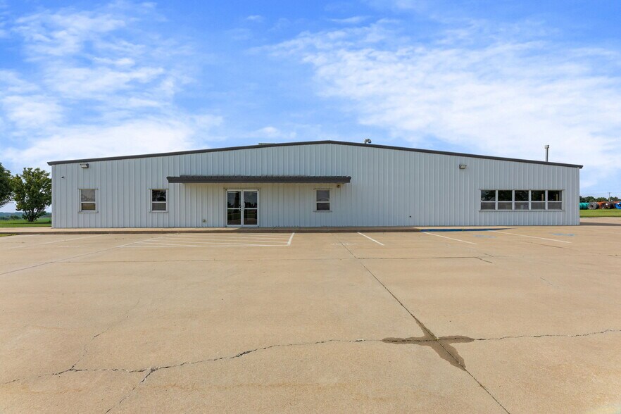 900 W Miller Rd, Iola, KS à vendre - Photo du bâtiment - Image 3 de 59