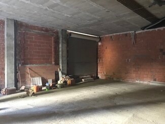 Plus de détails pour Multi-résidentiel à vendre