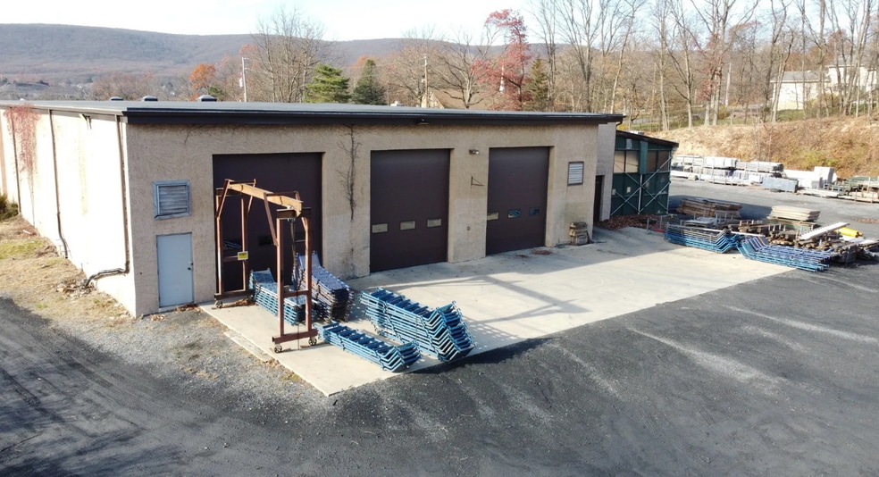 Flex Building/Contractor's Yard & Office portefeuille de 2 propriétés à vendre sur LoopNet.ca - Photo du bâtiment - Image 3 de 10