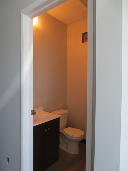 9804-9840 47th Ave NW, Edmonton, AB for lease - Interior Photo - Image 3 of 3