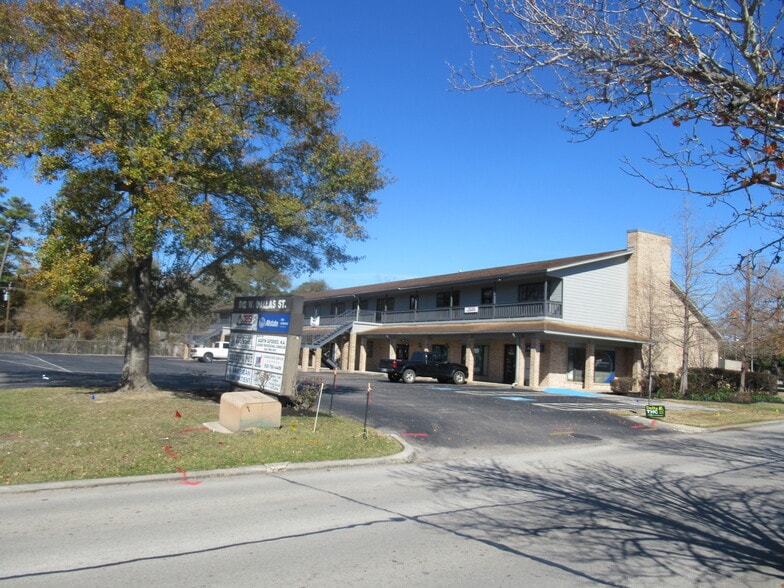 812 W Dallas St, Conroe, TX à louer - Photo du bâtiment - Image 3 de 6