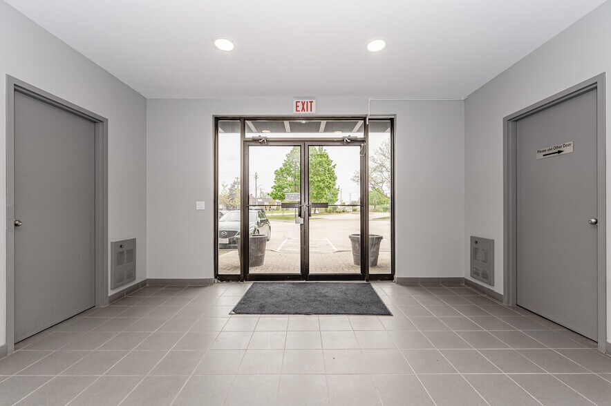 155 Frobisher Dr, Waterloo, ON à vendre - Photo du bâtiment - Image 2 de 13