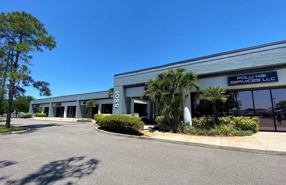 5553 W Waters Ave, Tampa, FL à louer - Photo du bâtiment - Image 2 de 15