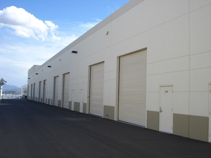 29033 Avenue Sherman, Valencia, CA à louer - Photo du bâtiment - Image 3 de 20