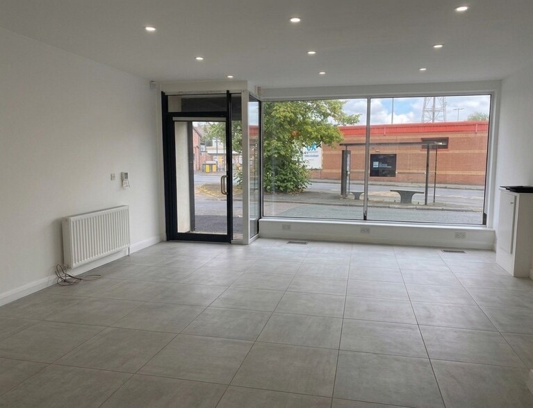 140 Moss Ln, Altrincham for sale - Interior Photo - Image 3 of 4