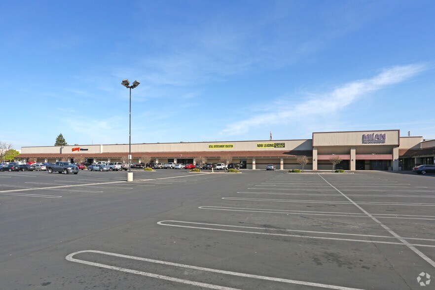701-781 W Shaw Ave, Clovis, CA à louer - Photo du bâtiment - Image 2 de 4
